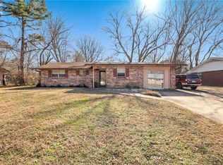 901 W Bel Air Dr, Fayetteville, AR 72703