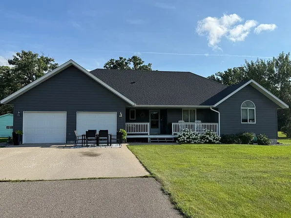 1012 6th St SE, Roseau, MN 56751