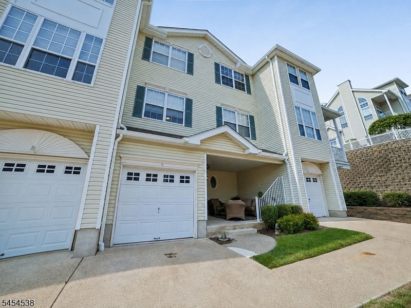 1st image of 6 Hancock Dr