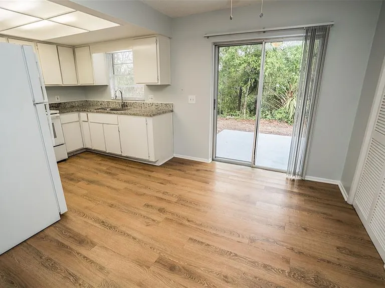 1277 Sylvia Ave — Photo 3
