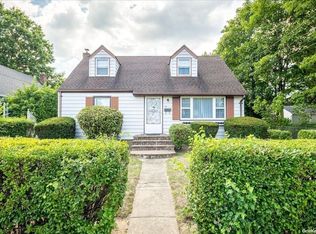 16 Thomas St, Hempstead, NY 11550