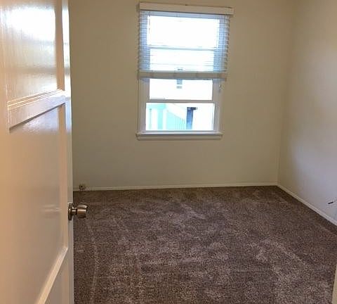 5th image of 847 Jamaica Ct