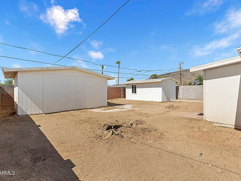 2246 W Sierra St — Photo 43