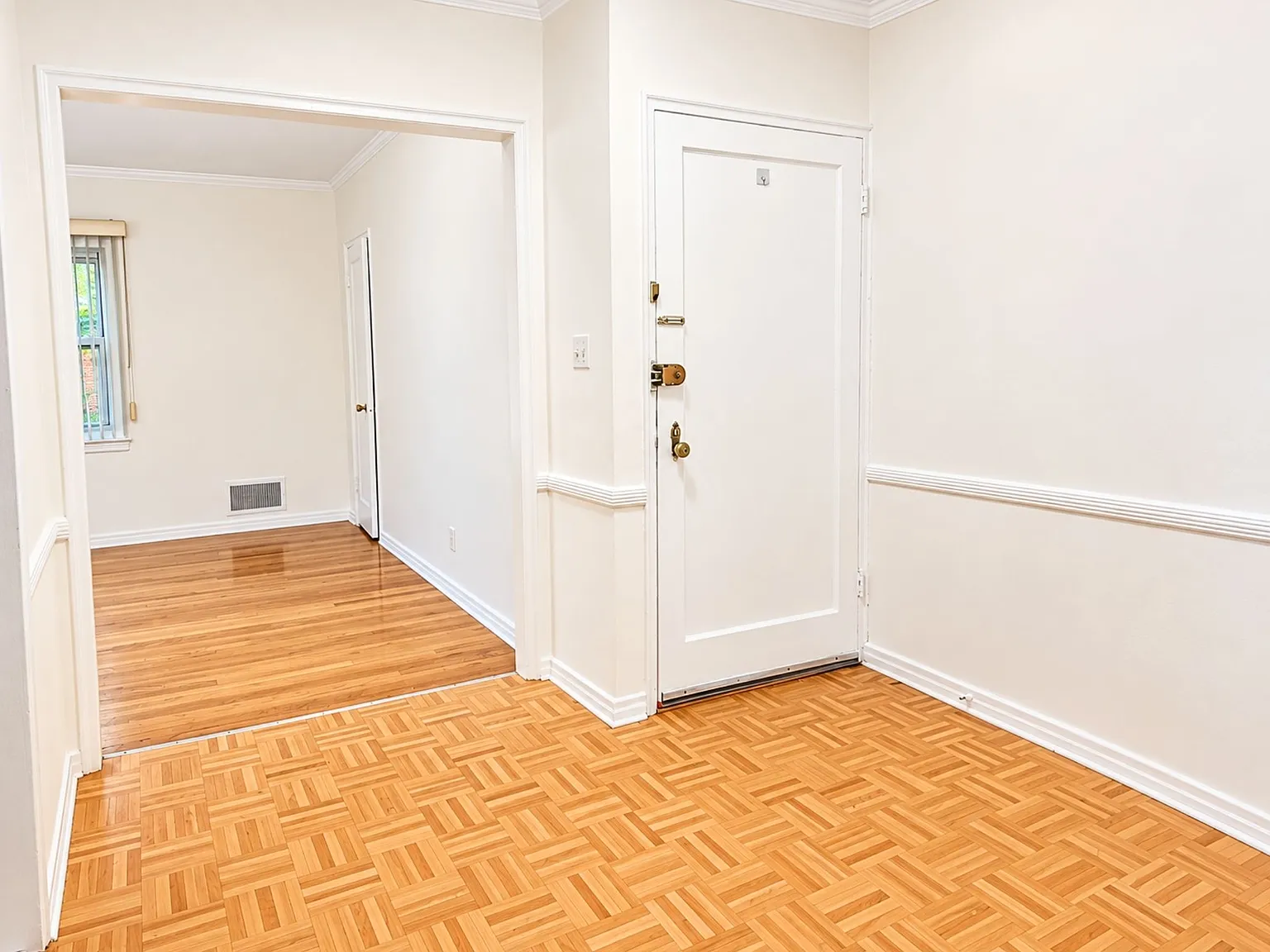 2 bed, 924 sqft, $2,400 — Photo 2