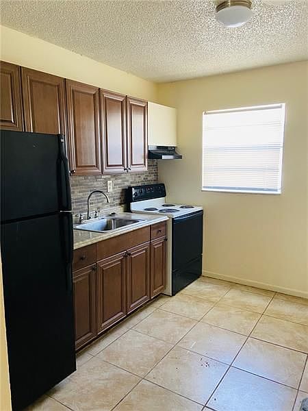 1st image of 922 NW 2nd St APT 2