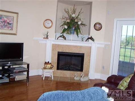 5th image of 211 NE 5th St