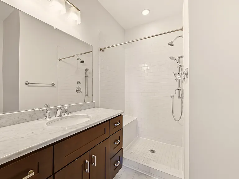 218 20th St NE #3 — Photo 35