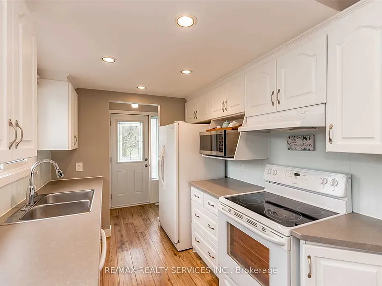 83 Janice Dr — Photo 8