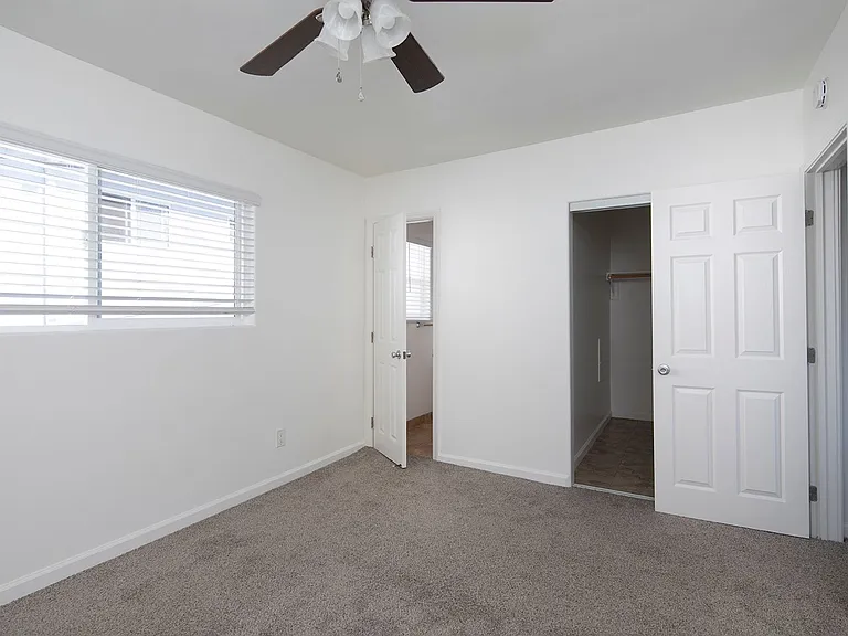 947 Oak Apartments — Photo 7