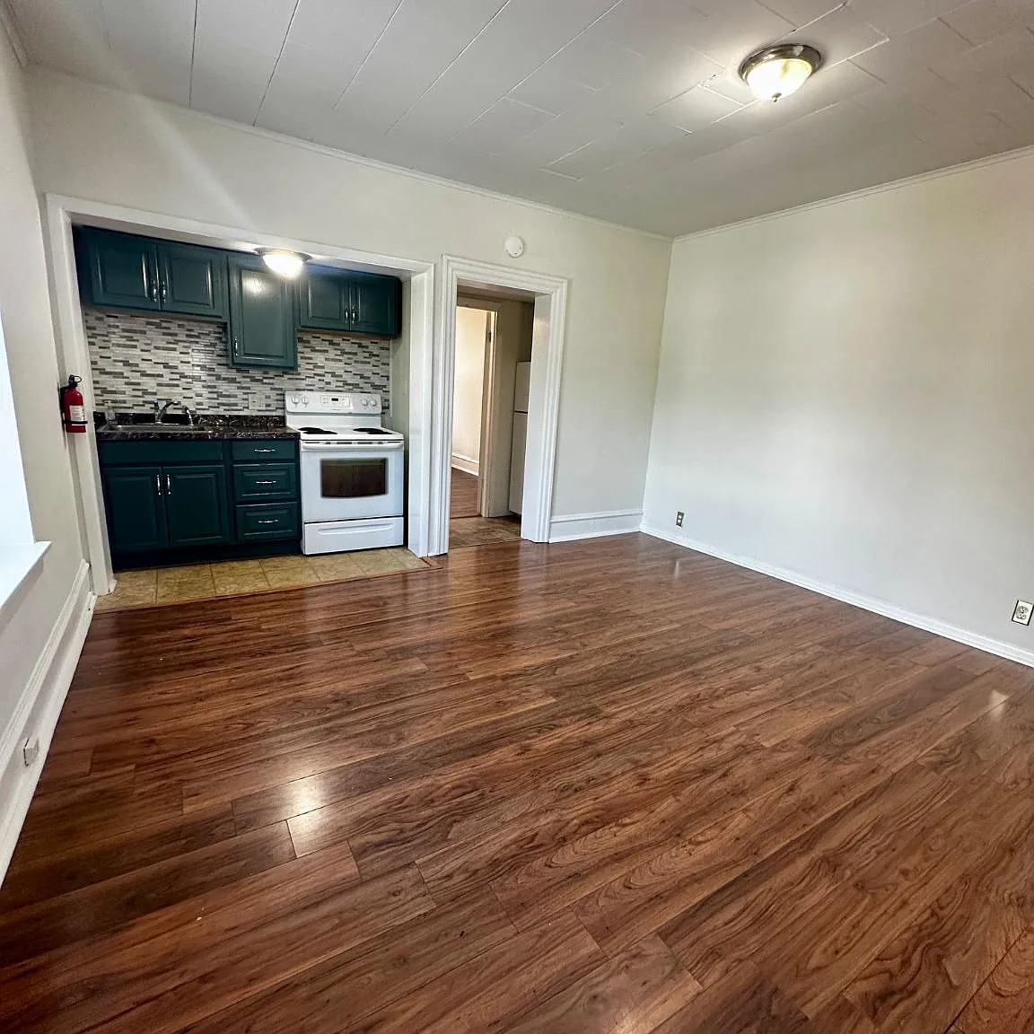 1 bed, 1.0 bath, 3329 sqft, $1,325 — Photo 2