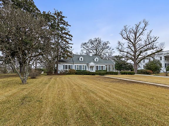 5th image of 800 W Commerce St