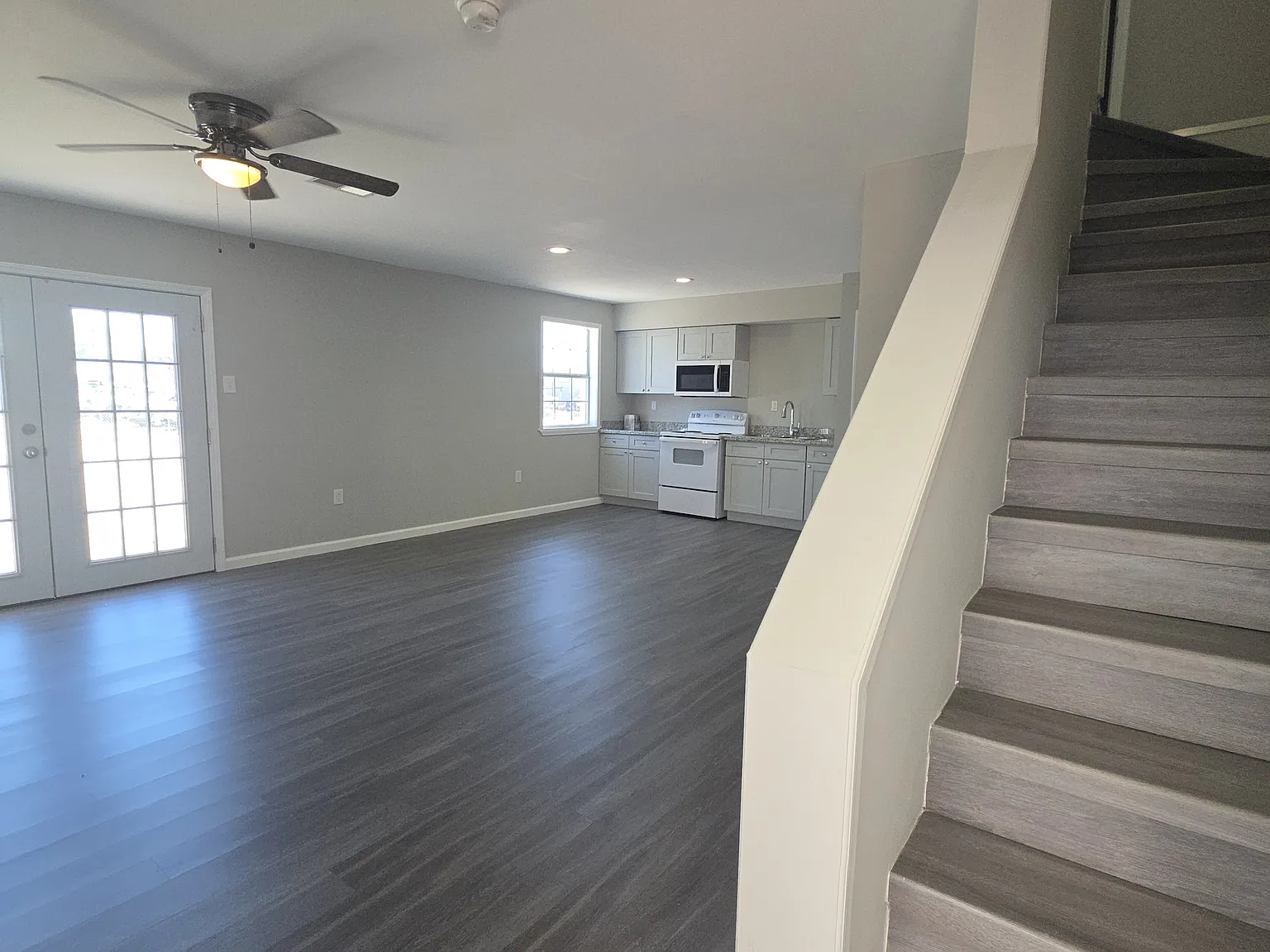 203 River Oaks Dr — Photo 2