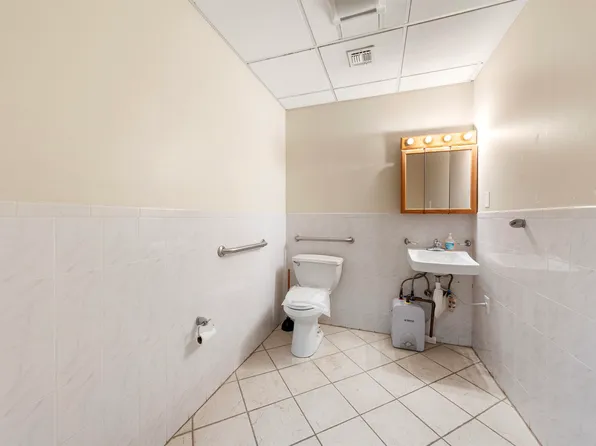 910 Summit Avenue image 8 of 15