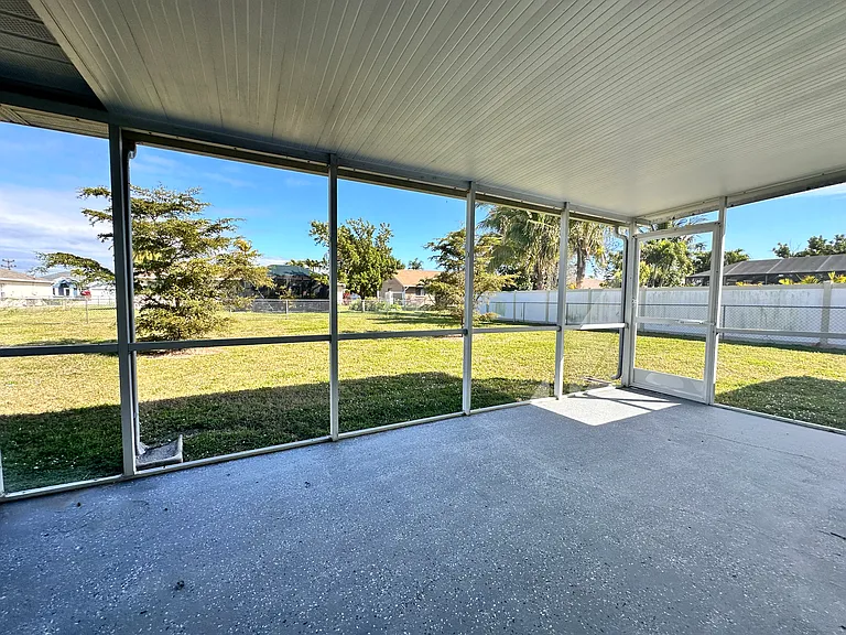 4005 SW 2nd Ct — Photo 17