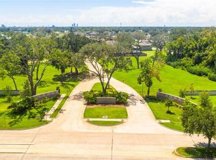 418 Bentwood Way, Clute, TX 77531