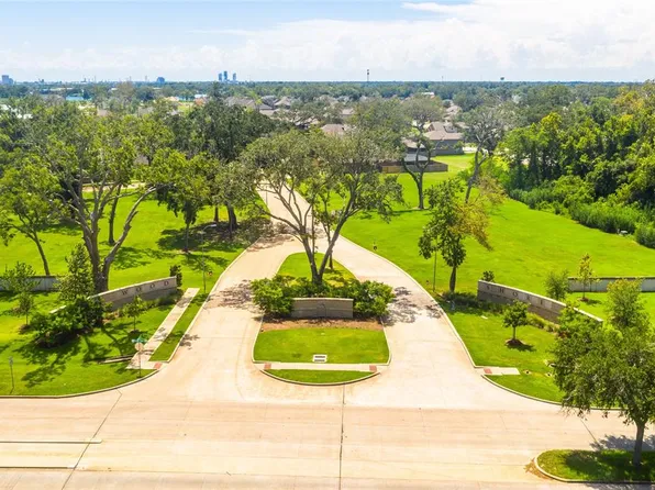 418 Bentwood Way, Clute, TX 77531