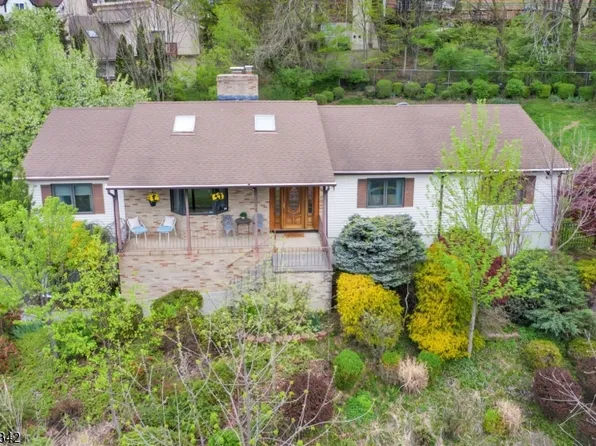 204 Queens Ln, Mountainside Boro, NJ 07092
