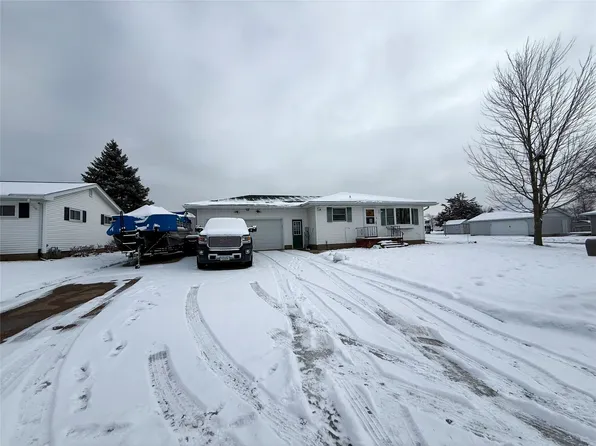 2801 Highland Ct, Muscatine, IA 52761