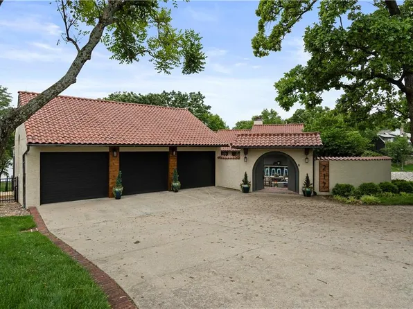 217 NW Locust St, Lees Summit, MO 64064