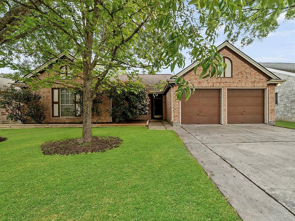 1st image of 16035 Surrey Woods Dr