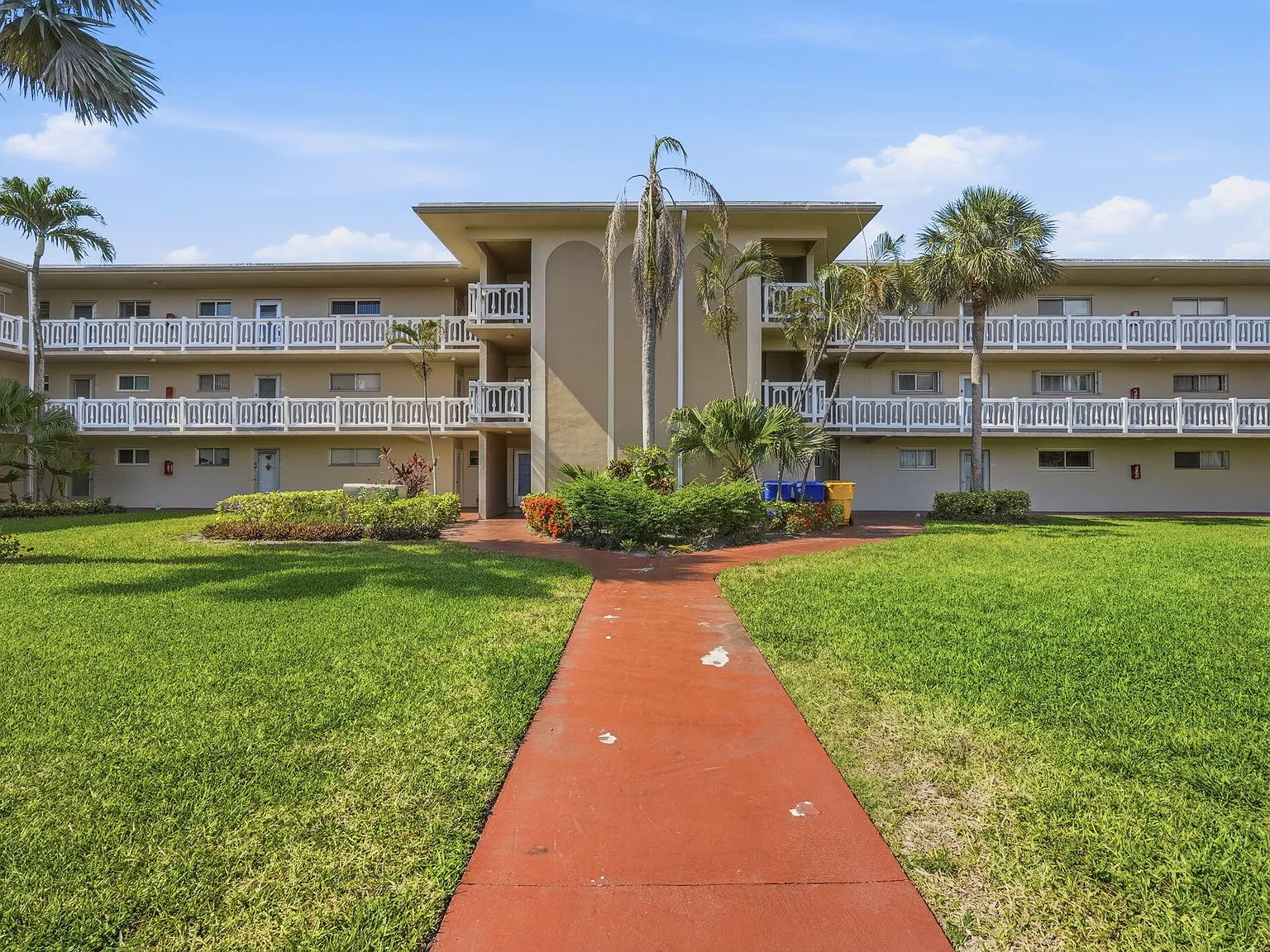 2 bed, 1.0 bath, 894 sqft, $1,695 — Photo 1