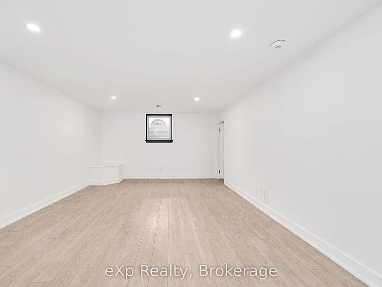 111 Riverside Dr N — Photo 15