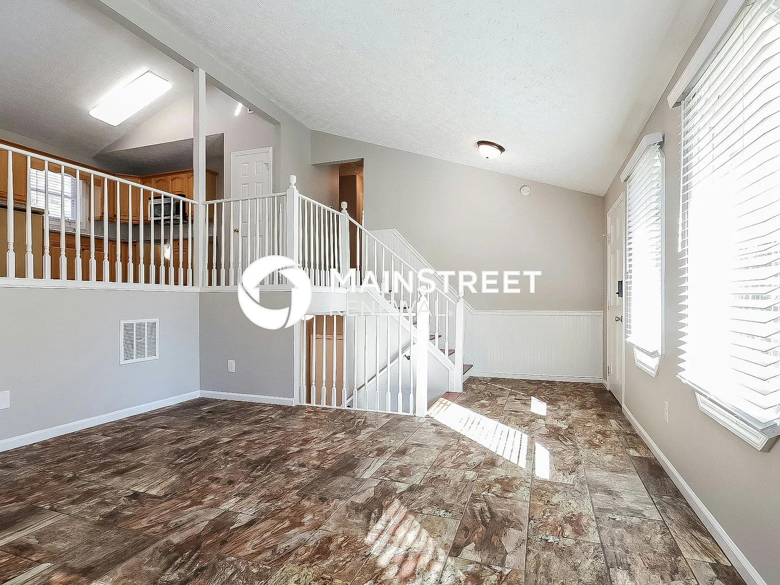 541 Canterbury Ln — Photo 3