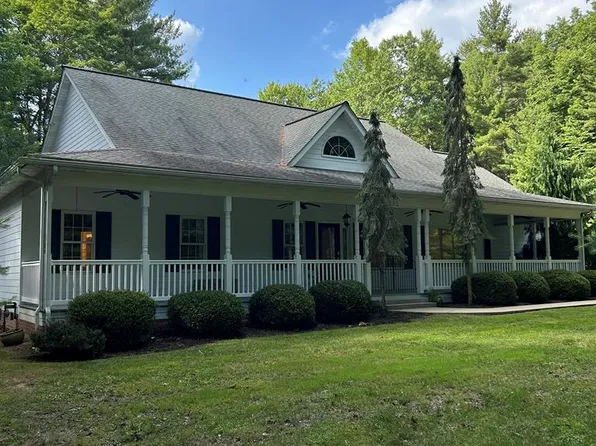 235 Royal Oaks Dr, Daniels, WV 25832