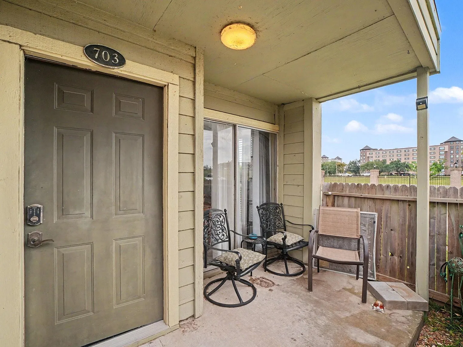 1 bed, 1.5 bath, 932 sqft, $1,400 — Photo 3