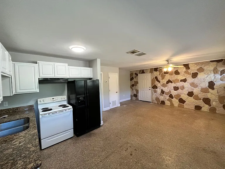 1013 W 3rd St #B — Photo 6