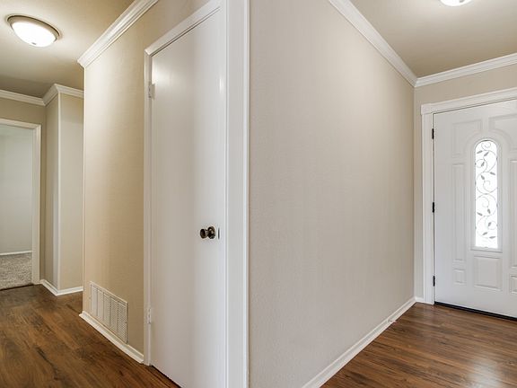 4th image of 2702 Lakebriar St