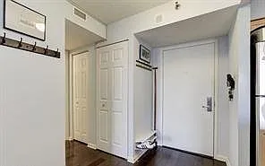 Awesome & upgraded 1BR 1BA condo with balcony at Grosvenor Place with reserved parking — Photo 3