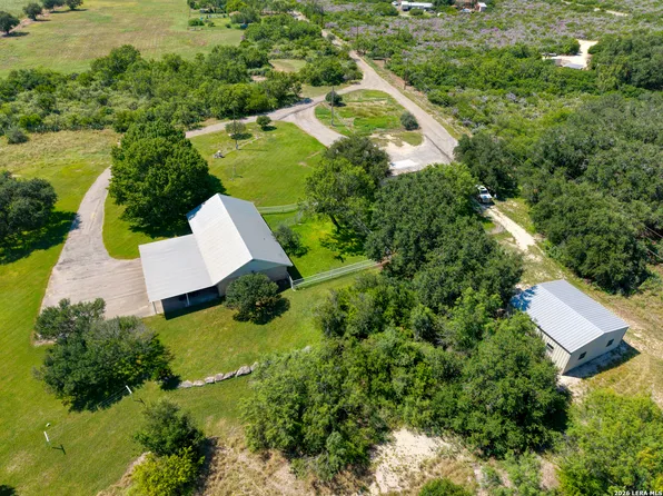 433 MILLS LN, Uvalde, TX 78801