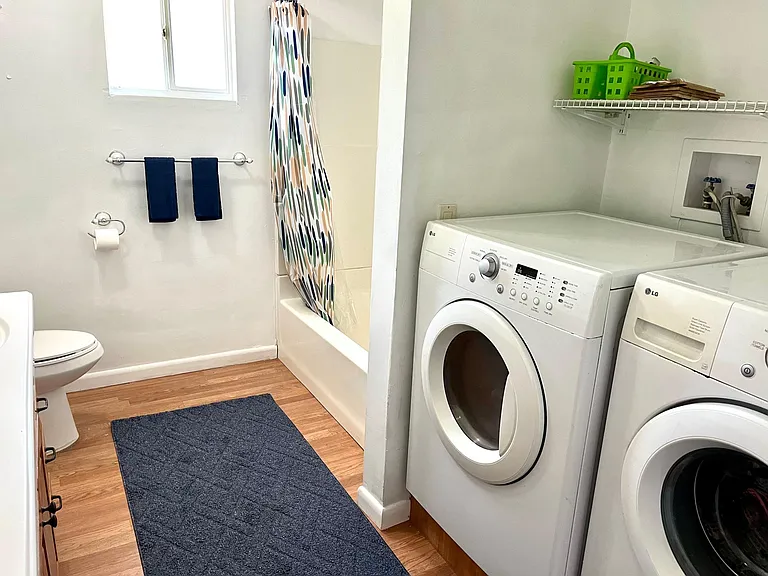 Double sinks, indoor laundry (washer + dryer), tub/shower.