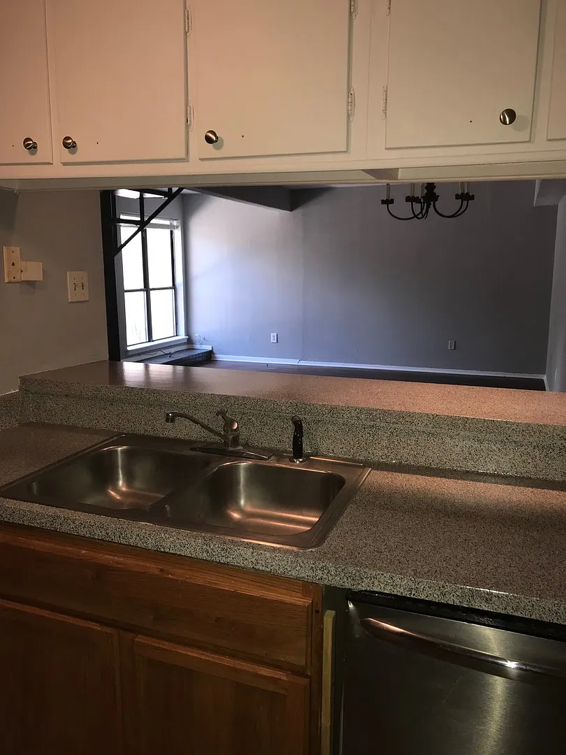 Beautiful updated 2 br townhouse — Photo 1
