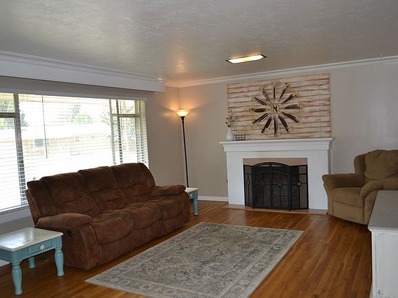 3rd image of 977 Syringa Dr