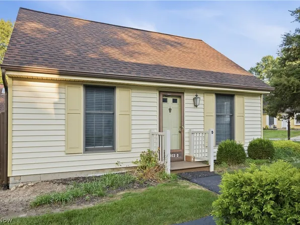 46103 New England Sq APT D, New Waterford, OH 44445