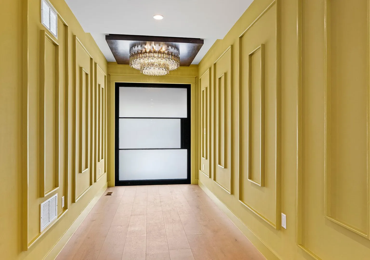 Luxury 6BD, 7BA Hilltop Home with Walk-Out Basement — Photo 2