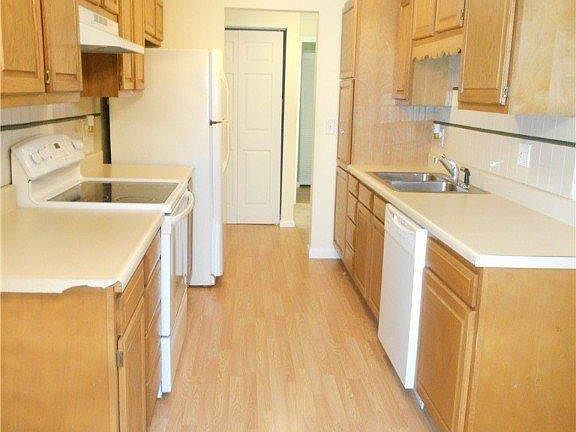 4th image of 572 Village Blvd N