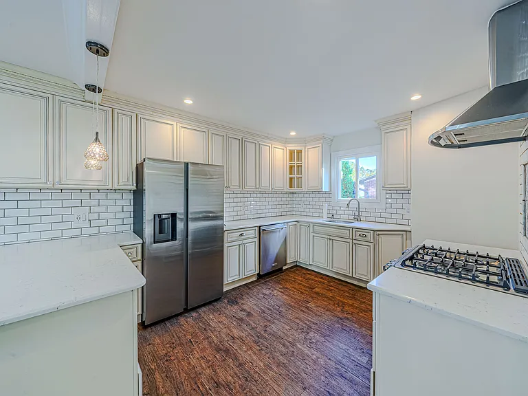 8-35 Lake St #1 — Photo 2