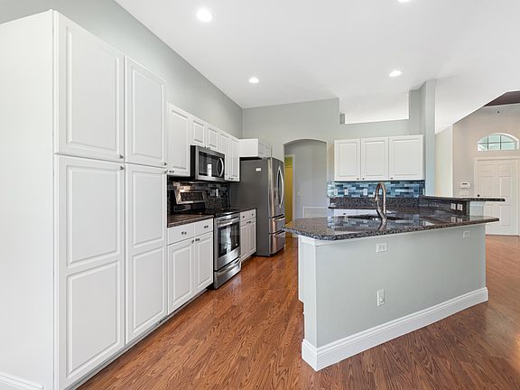 5th image of 427 NW Dover Court