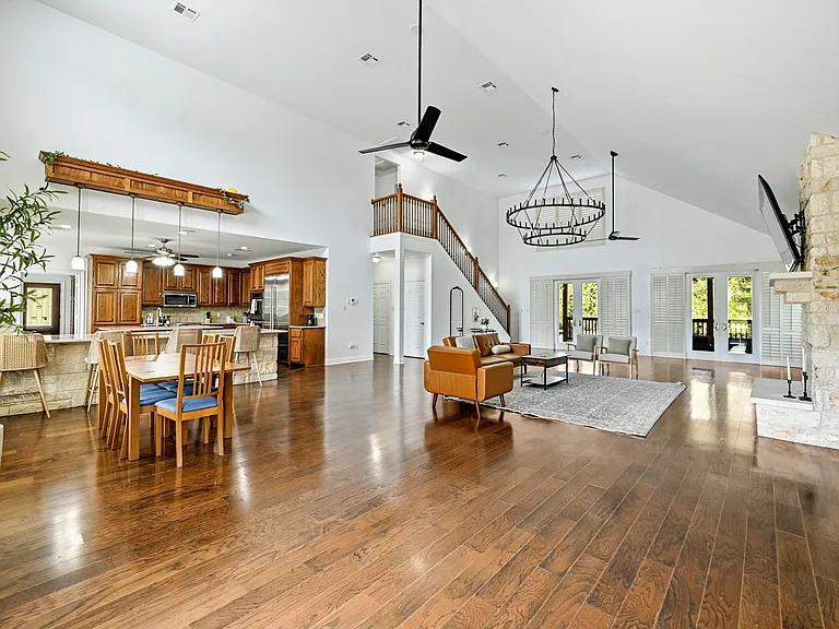 211 Moore Ln — Photo 2