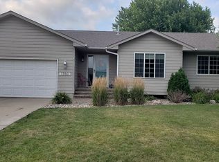 1180 Sunset Dr, Beresford, SD 57004