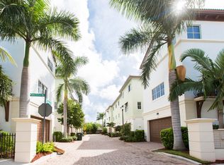 27 NW Hawthorne Pl, Boca Raton, FL 33432