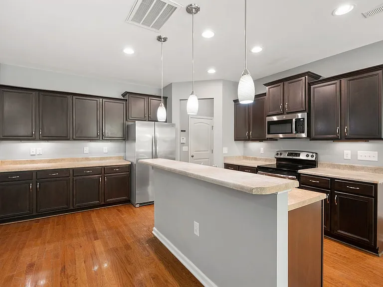 2708 Evanston Ave — Photo 10