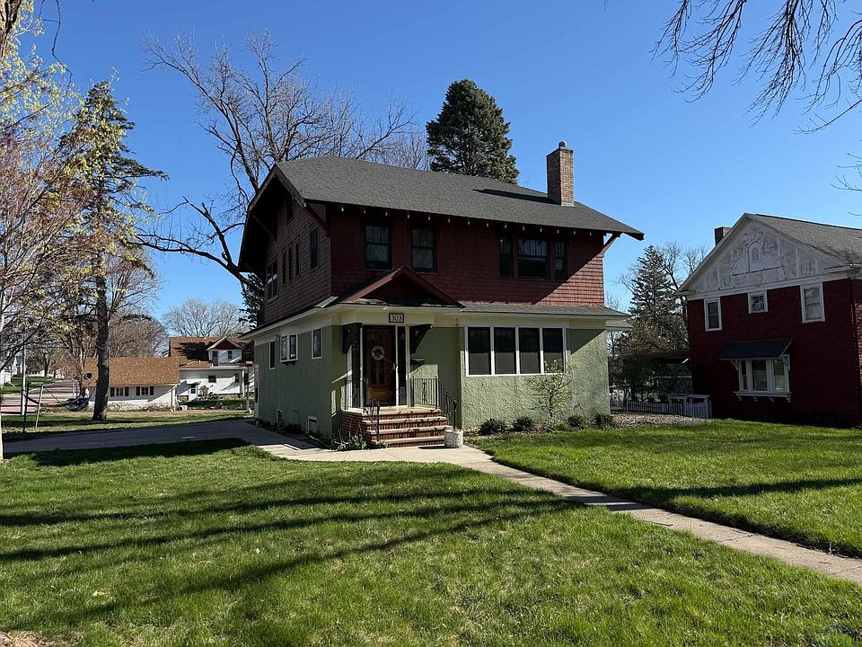 1st image of 303 1st St NE