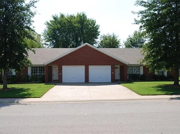 800 E Kara Ln, Rogers, AR 72758