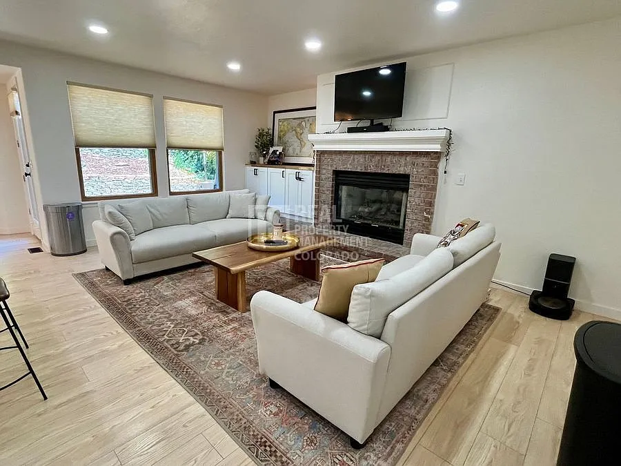 Spacious 4-Bedroom Aurora Home with Finished Basement & Community Amenities — Photo 4