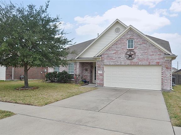 The home is located at the end of a priivate cul-de-sac street in this popular community.