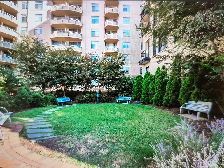 7111 Woodmont Ave #107 — Photo 14
